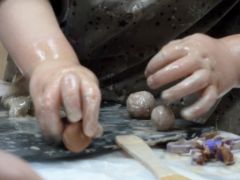 Argile manipulée par un bébé chez Kid & Sens à Aix-en-Provence