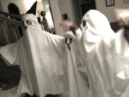 Halloween à Aix-en-Provence : les enfants sont déguisés en fantômes
