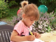 Les enfants dessinent pendant les vacances