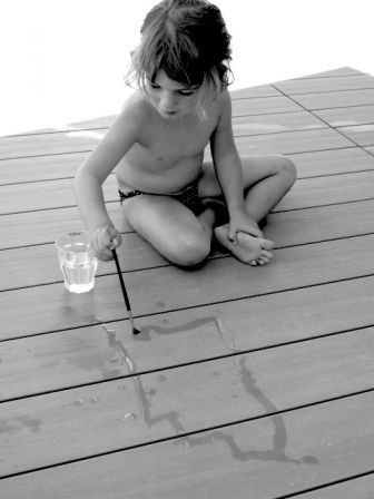 Enfant au bord de la piscine