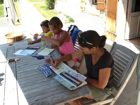 Aquarelle, peinture à l'eau pendant les vacances avec les enfants