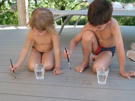 Peinture à l'eau, activité créative pour les enfants pendant les vacances