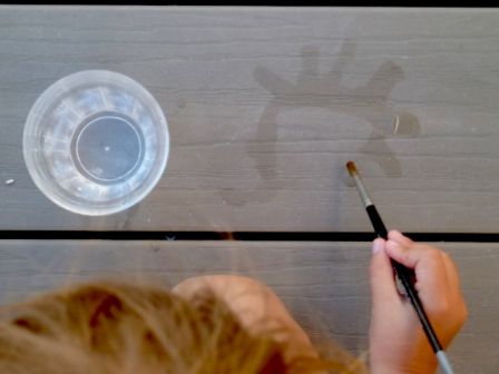 Figure rayonnante, peinture à l'eau par un enfant pendant les vacances