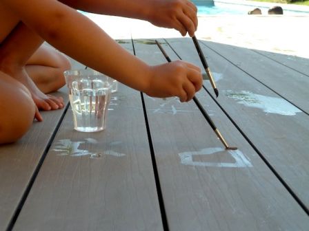 Pinceaux, peinture à l'eau par les enfants pendant les vacances