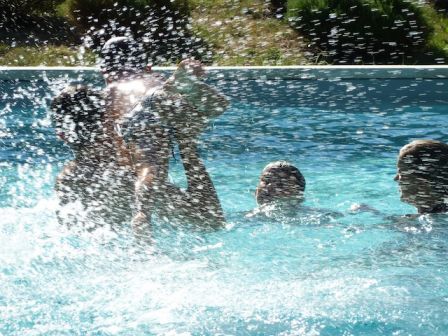 Piscine, activité bébé nageur pendant les vacances