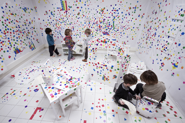 La salle d'activité peinture pour les enfants à Aix-en-Provence est remplie de gommettes Gribouill'art !