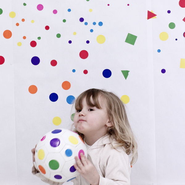 Julienne Rose, reportage photo pour les 1 an de Kid & Sens, enfant et son ballon
