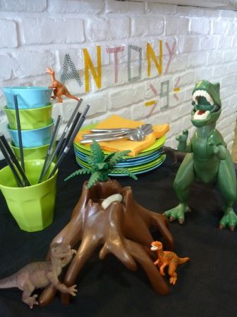 Animation d'anniversaire garçon 9 ans à Aix-en-Provence : atelier de cuisine et thème Dinosaure, la déco