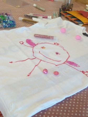 Atelier de couture pour les enfants à Aix-en-Provence : customisation de tee-shirt