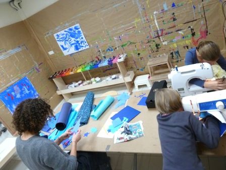 Atelier de création textile pour enfant à Aix-en-Provence chez Kid&Sens : projet collectif, couture sur papier