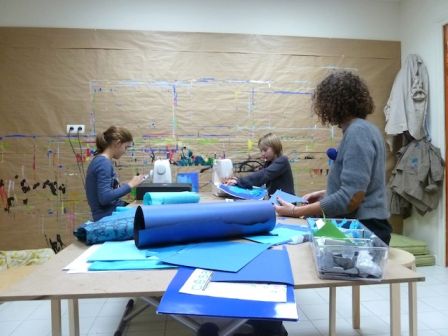 Atelier de création textile pour enfant à Aix-en-Provence chez Kid&Sens : projet collectif, couture sur papier