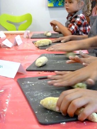 Manipulation de la pâte à raviolis lors d'un atelier de cuisine organisé pendant les vacances d'été chez Kid & Sens