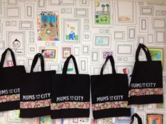 Préparatifs et confection des sacs cadeaux pour les mamans et futures mamans présentes à Mums And The City chez KID & Sens à Aix en Provence