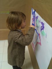 Atelier d'expression libre par la peinture avec une enfant de 2 ans 1/2