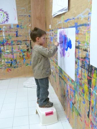 Cours de peinture pour les enfants chez KID & Sens à Aix-en-Provence : expression libre dès 3 ans, monté sur un tabouret