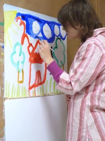 Isis, jeune autiste, participe aux ateliers de peinture chez Kid & Sens à Aix-en-Provence
