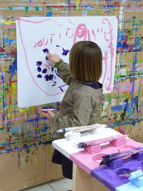 Peinture au doigt par une enfant de 4 ans à l'atelier KID & Sens (Aix en Provence)