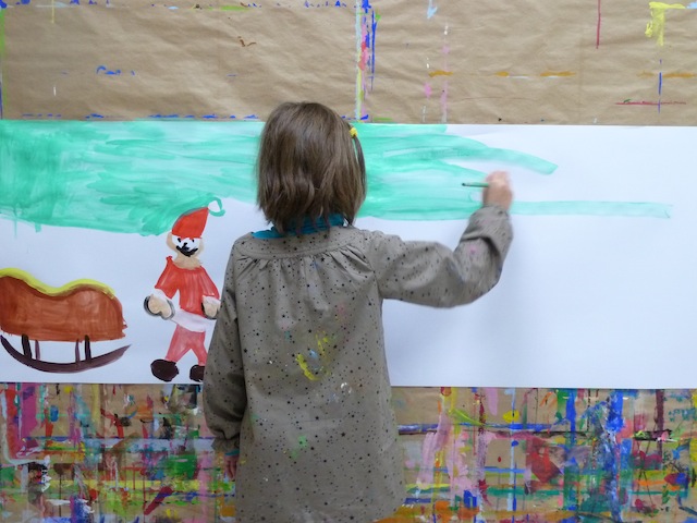Peinture de dessins de Noël par une enfant de 7 ans à l'atelier KID & Sens (Aix en Provence)