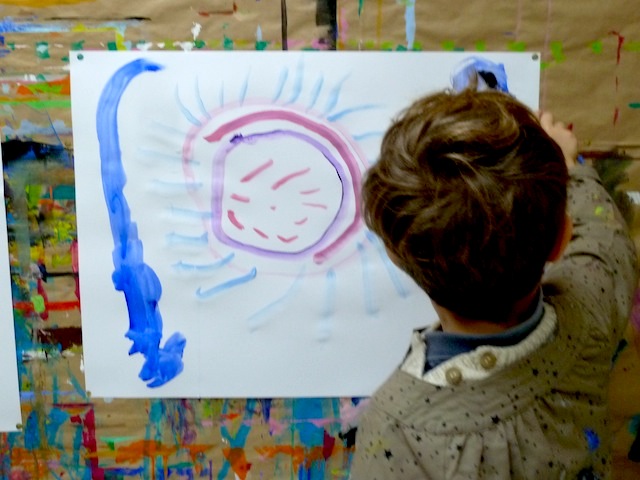Cours de peinture pour enfants et adultes Aix en Provence : une enfant de 4 ans peint une figure rayonnante