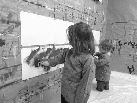 Atelier de peinture pour enfant à Aix-en-Provence autour du livre jeunesse 4 petits coins de rien du tout : enfants peignant côte à côte