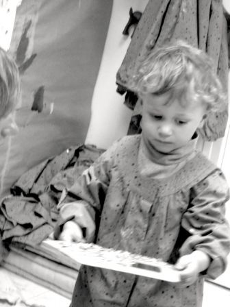 Atelier de peinture pour enfant à Aix-en-Provence autour du livre jeunesse 4 petits coins de rien du tout : enfant de 3 ans et sa maman