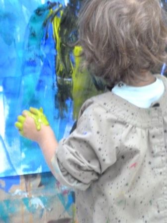 Atelier de peinture parent-enfant à Aix pendant les vacances d'été : découverte des matières