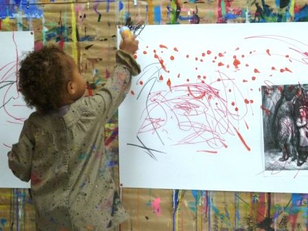 Atelier de peinture parent - enfant à Aix en Provence : thème du Petit Chaperon Rouge, collage de gommettes