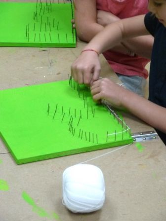 Création d'un tableau de fil de laine en atelier avec les enfants : peinture