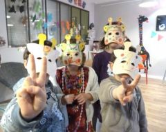 Activité d'anglais, masque de carnaval pendant l'atelier pour enfant à Aix-en-Provence