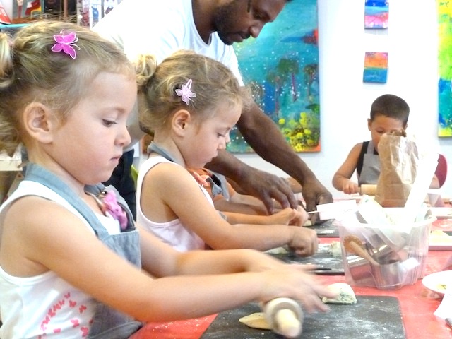 Atelier de cuisine chez KID & Sens pendant les vacances d'été 2012 : groupe d'enfants de 3 à 10 ans